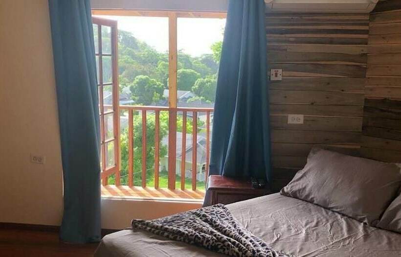 هتل The Blue Mahoe Treehouse