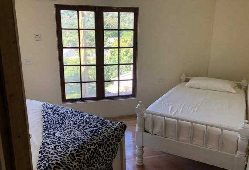 هتل The Blue Mahoe Treehouse