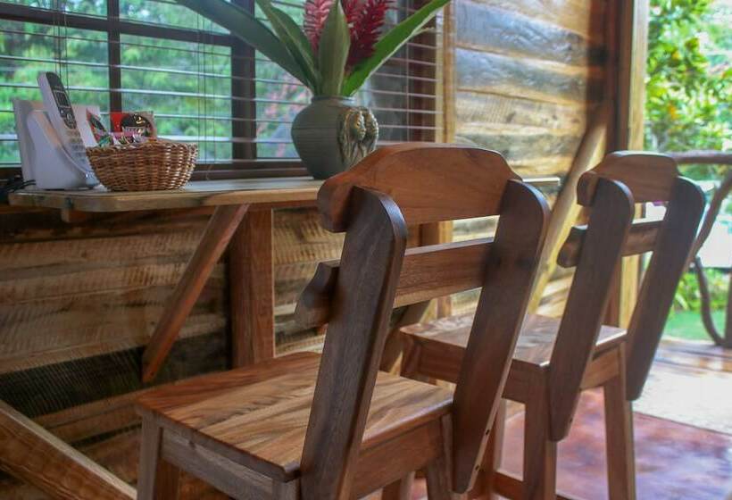 هتل The Blue Mahoe Treehouse