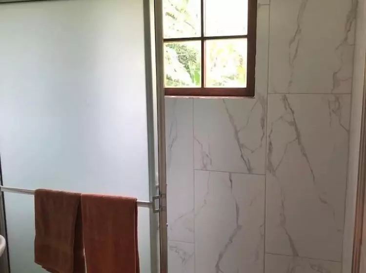 هتل The Blue Mahoe Treehouse