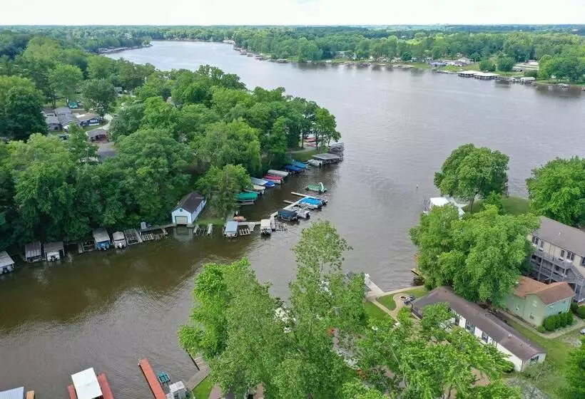 Paradise Cove Lakeside Cottages