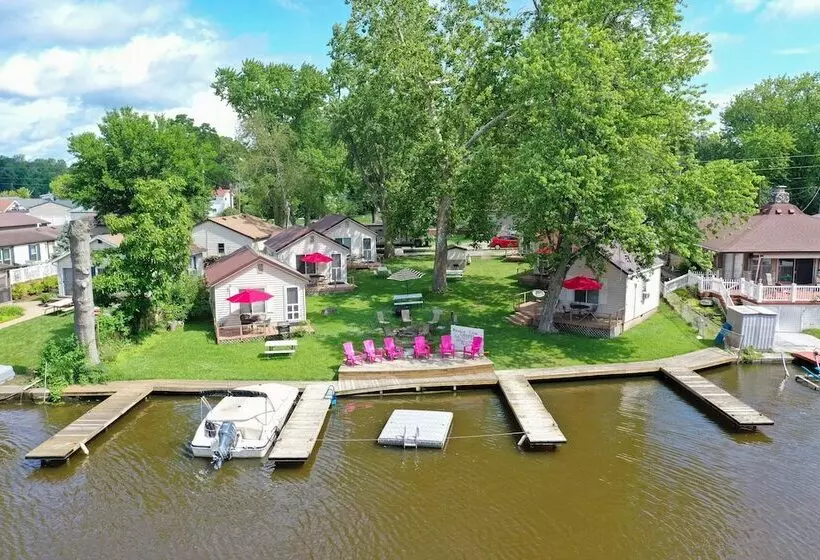Paradise Cove Lakeside Cottages