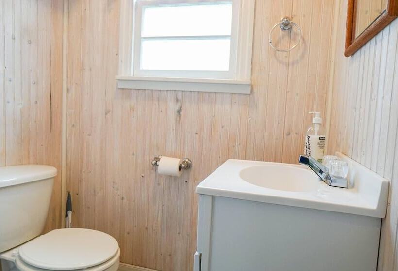 Paradise Cove Lakeside Cottages