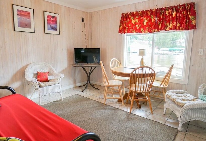 Paradise Cove Lakeside Cottages