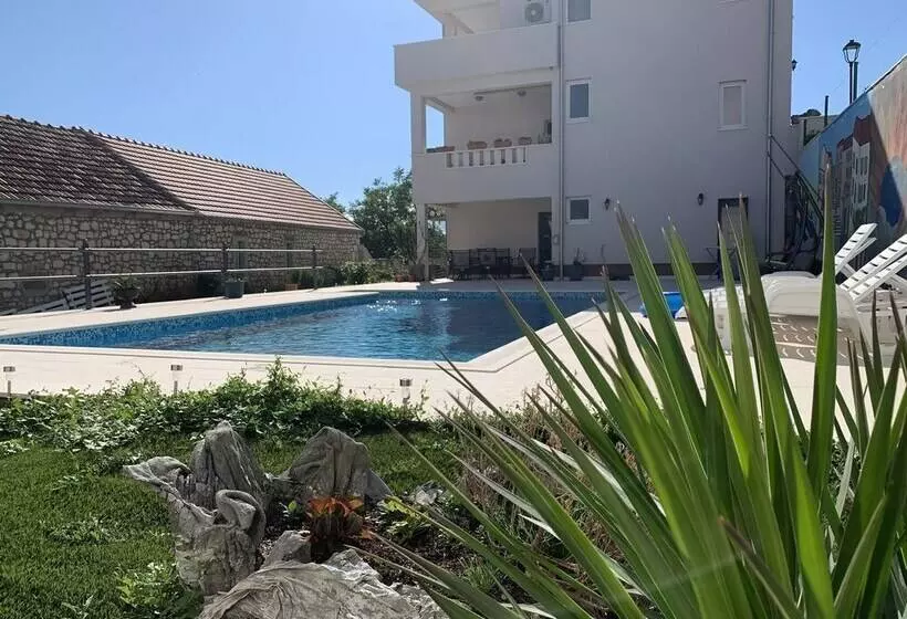 Majatalo Imotski Blaue See Apartments , Pool