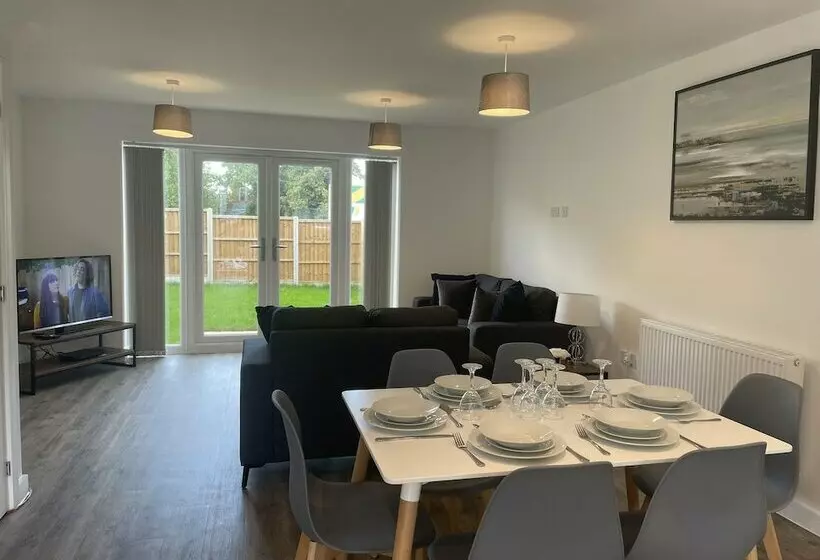 レジデンス Beautiful 3 Bed House In Derby With Parking