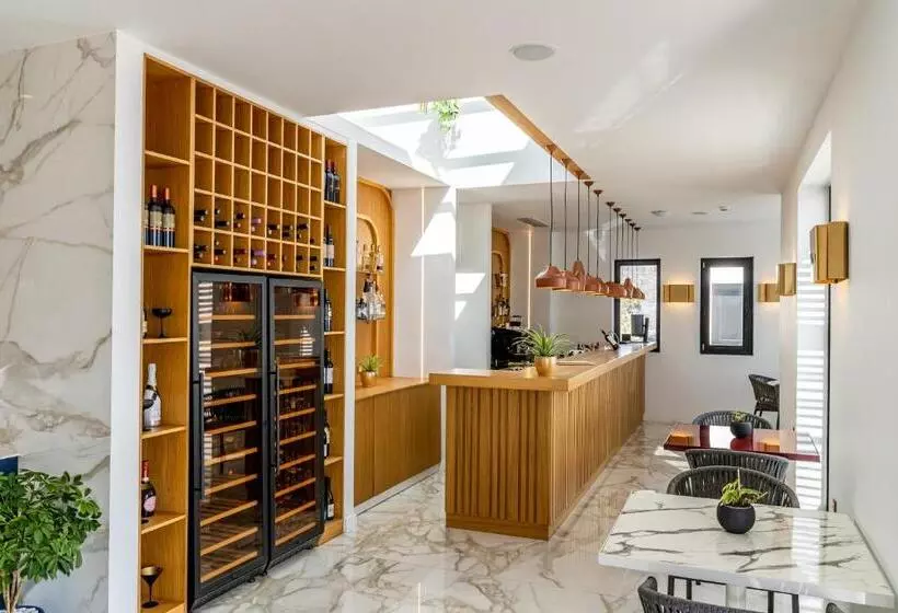 هتل Cresanto Luxury Suites