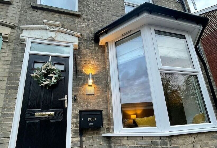 레지던스 Luxurious Victorian Villa With Parking, Sleeps Six