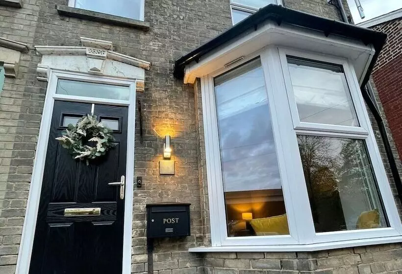 レジデンス Luxurious Victorian Villa With Parking, Sleeps Six