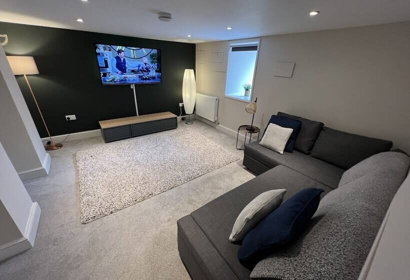 레지던스 Luxurious Victorian Villa With Parking, Sleeps Six