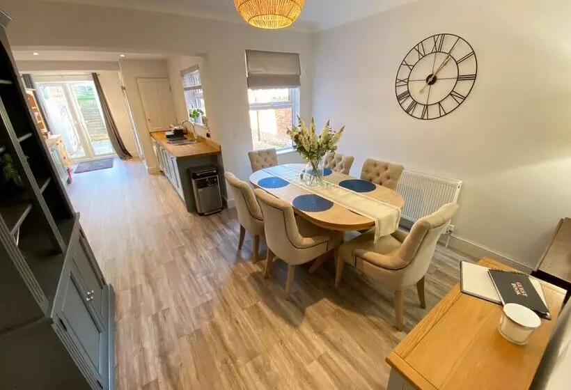 レジデンス Luxurious Victorian Villa With Parking, Sleeps Six