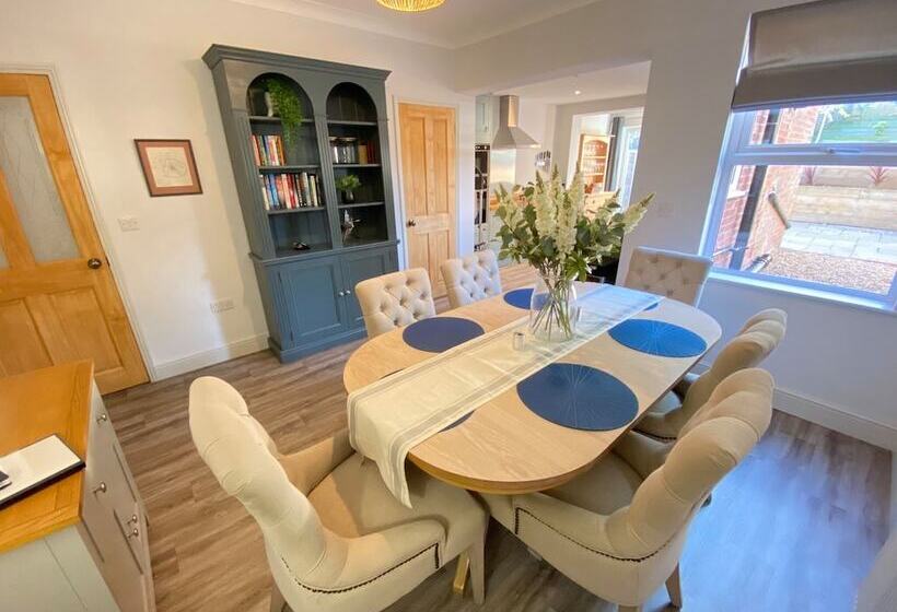 레지던스 Luxurious Victorian Villa With Parking, Sleeps Six