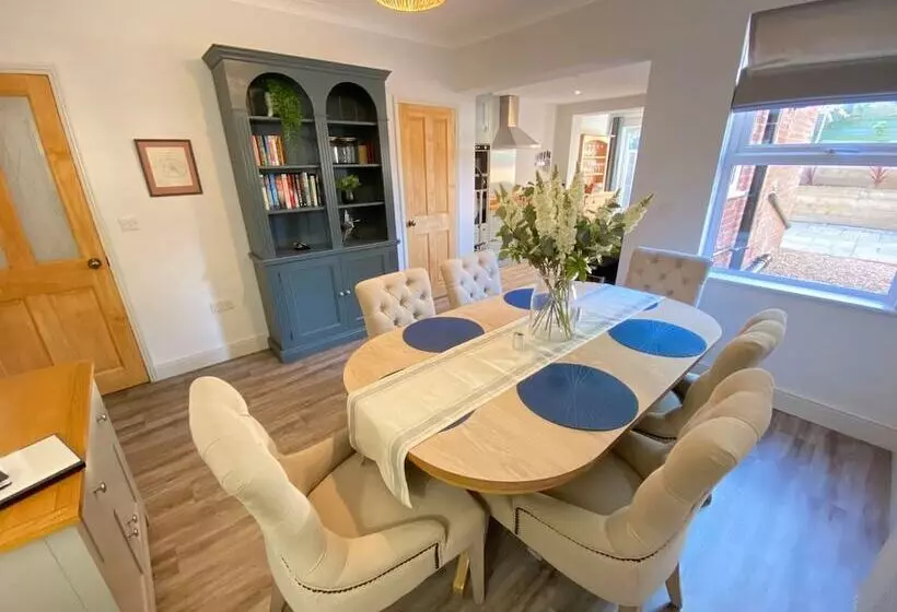 レジデンス Luxurious Victorian Villa With Parking, Sleeps Six