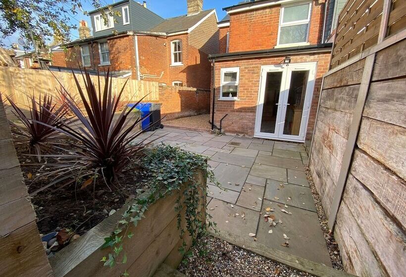 레지던스 Luxurious Victorian Villa With Parking, Sleeps Six