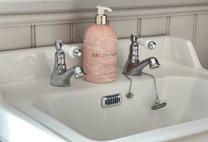 레지던스 Luxurious Victorian Villa With Parking, Sleeps Six