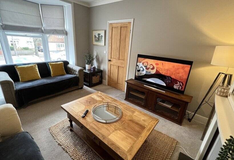 레지던스 Luxurious Victorian Villa With Parking, Sleeps Six