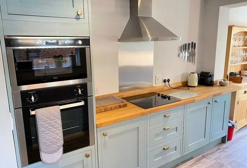 レジデンス Luxurious Victorian Villa With Parking, Sleeps Six