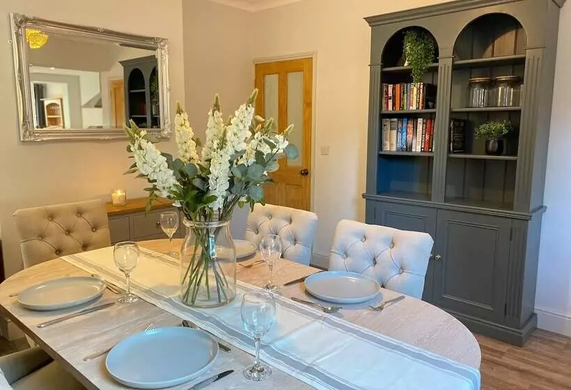 レジデンス Luxurious Victorian Villa With Parking, Sleeps Six