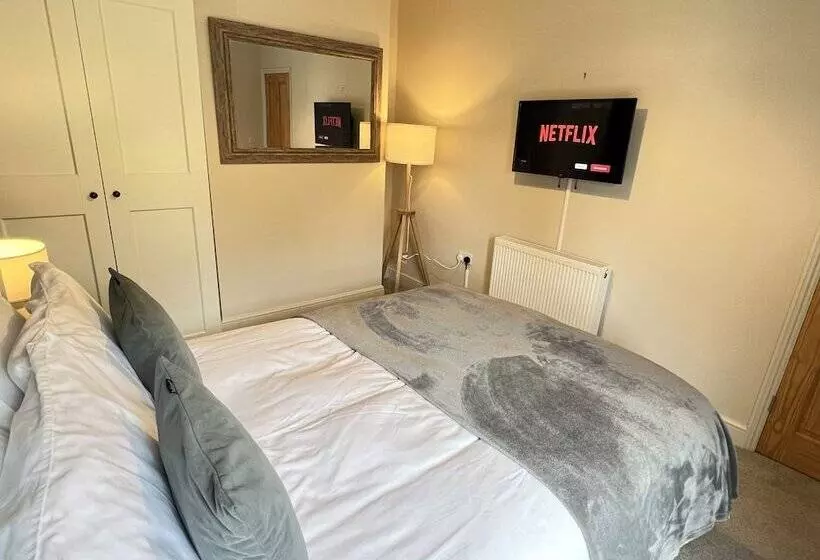 レジデンス Luxurious Victorian Villa With Parking, Sleeps Six