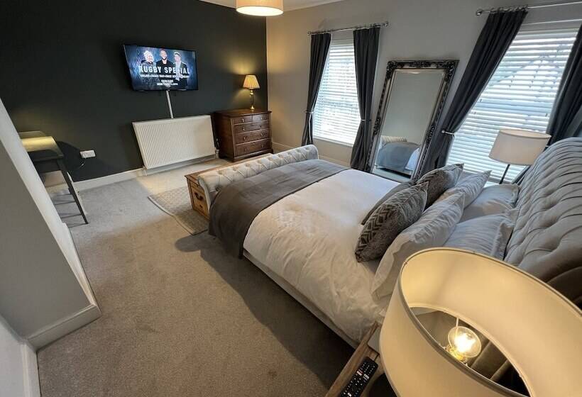 레지던스 Luxurious Victorian Villa With Parking, Sleeps Six