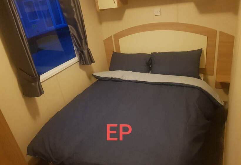 Lovely 3 Bed Caravan In Towyn