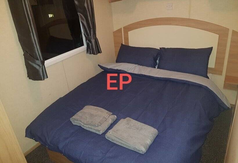 Lovely 3 Bed Caravan In Towyn