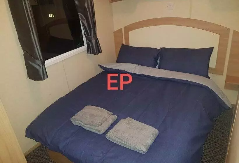 Lovely 3 Bed Caravan In Towyn