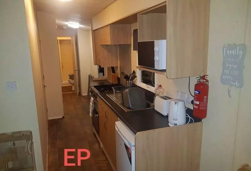 Lovely 3 Bed Caravan In Towyn