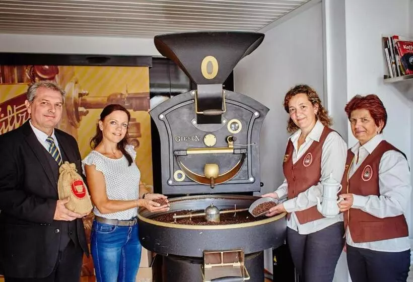 هتل Madar Café Restaurant Zum Fürsten