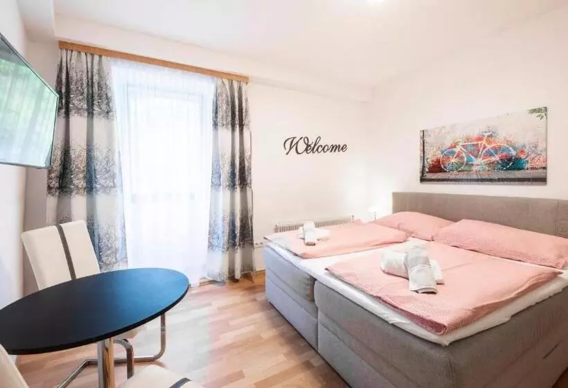 هتل Madar Café Restaurant Zum Fürsten