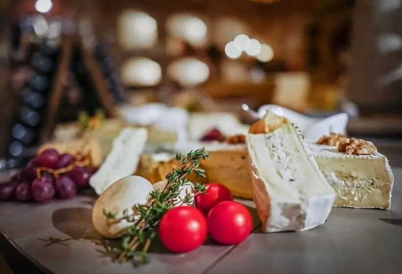 Отель Vier Jahreszeiten Wellnessresort Achensee