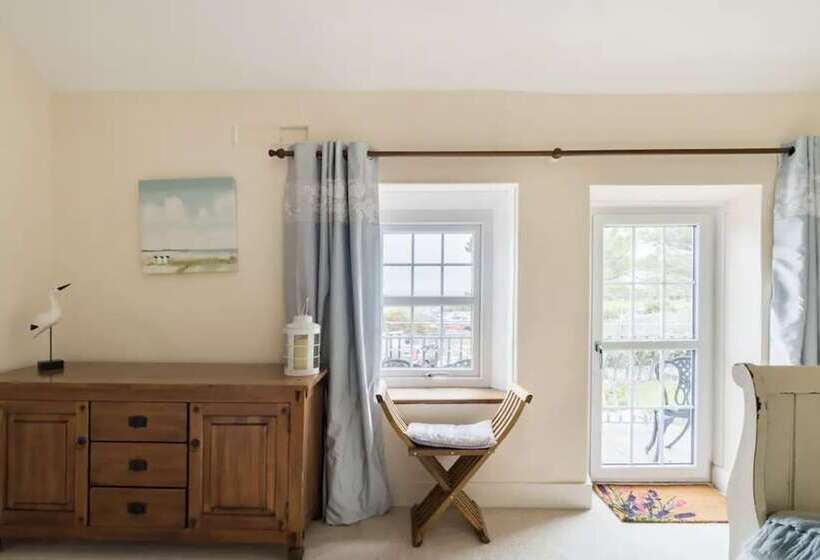 Beautiful Sea Front Cottage In The Ocean City