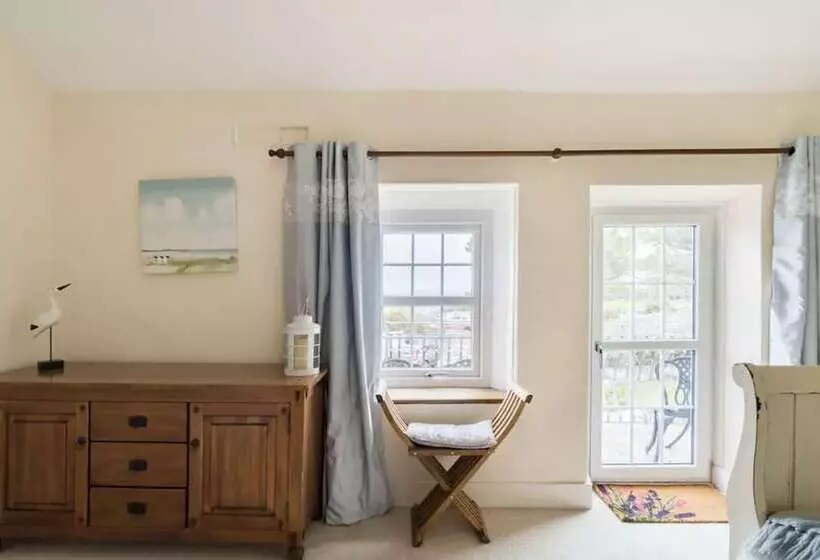 Beautiful Sea Front Cottage In The Ocean City