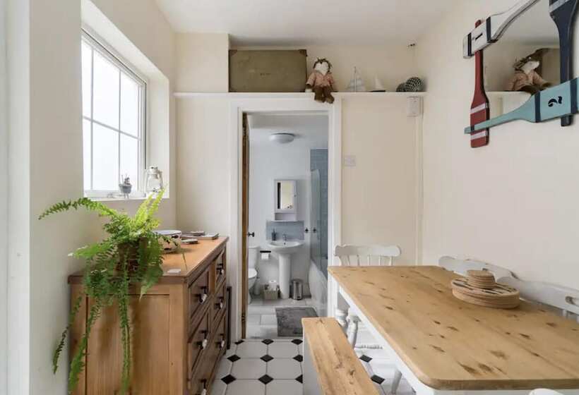 Beautiful Sea Front Cottage In The Ocean City