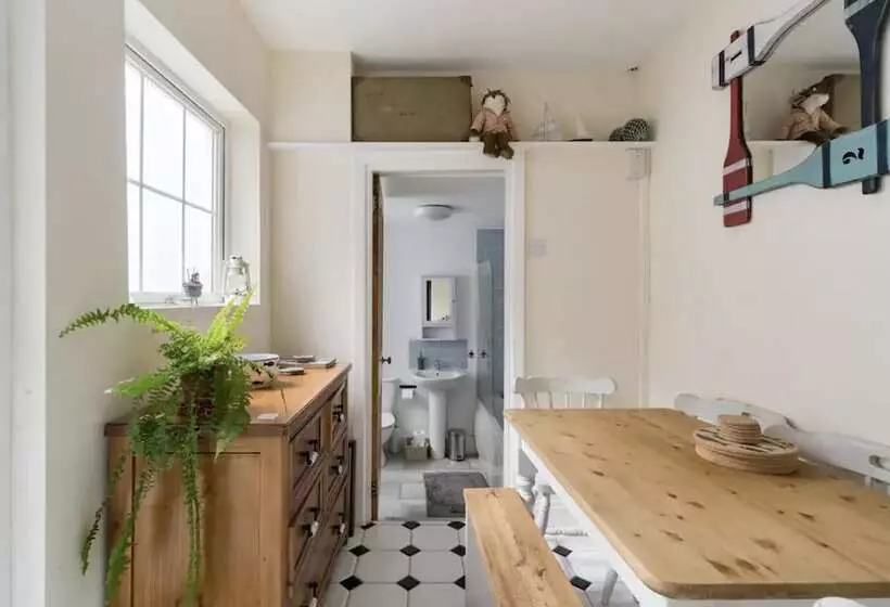 Beautiful Sea Front Cottage In The Ocean City