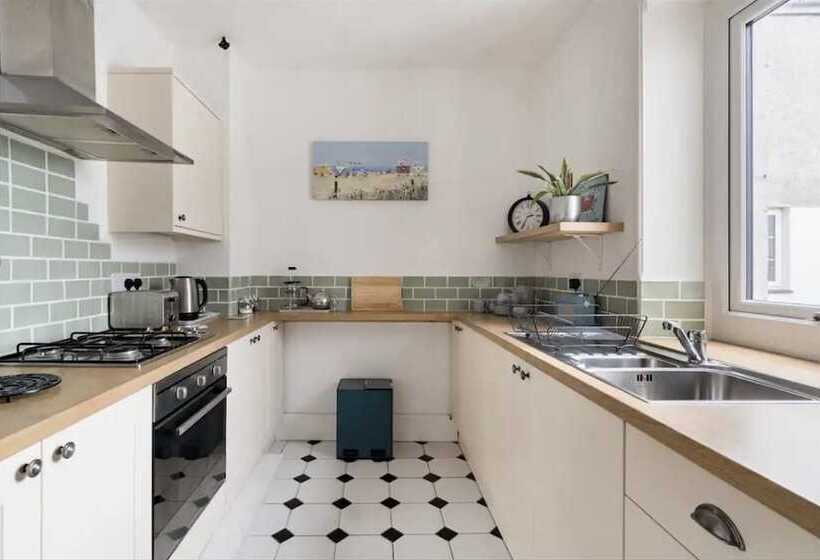 Beautiful Sea Front Cottage In The Ocean City