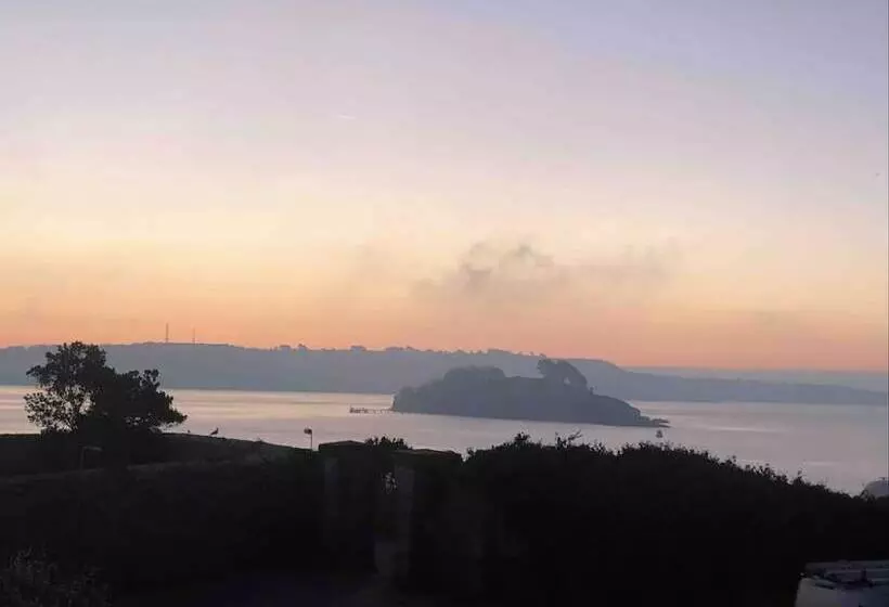 Beautiful Sea Front Cottage In The Ocean City