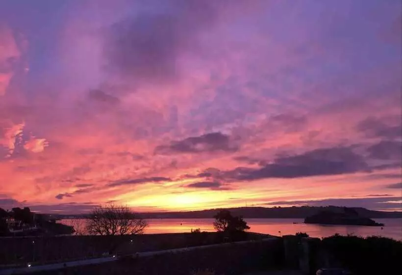 Beautiful Sea Front Cottage In The Ocean City