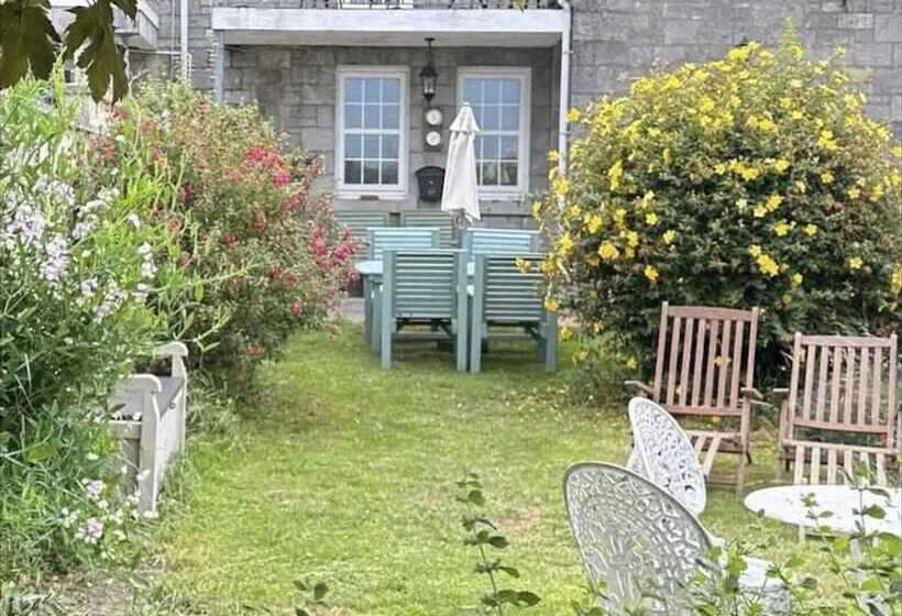 Beautiful Sea Front Cottage In The Ocean City