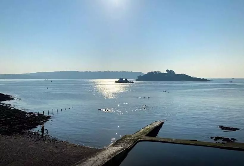 Beautiful Sea Front Cottage In The Ocean City