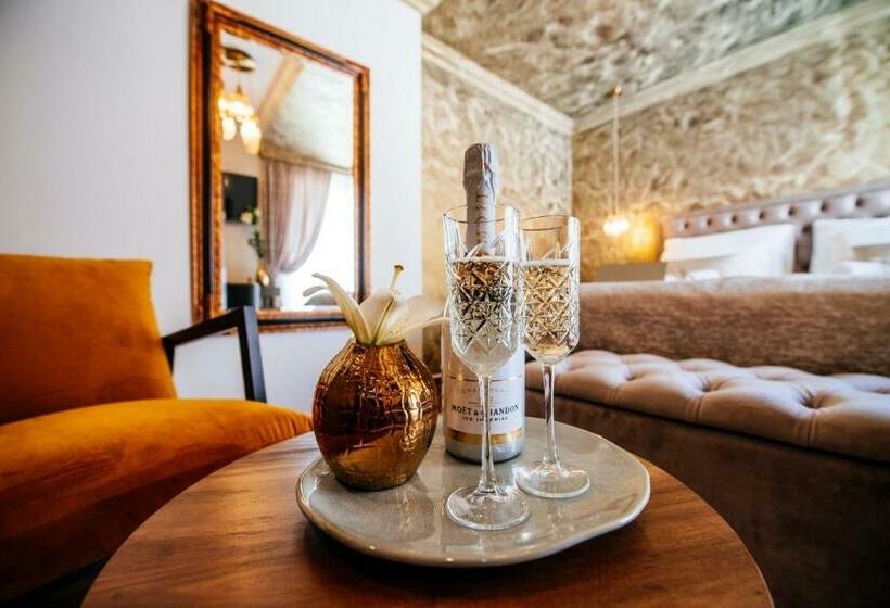 بنسيون Luxury Rooms Vindemiæ