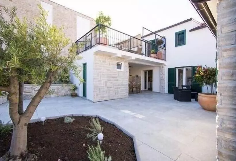 レジデンス Charming 3 Bed House In Tribunj