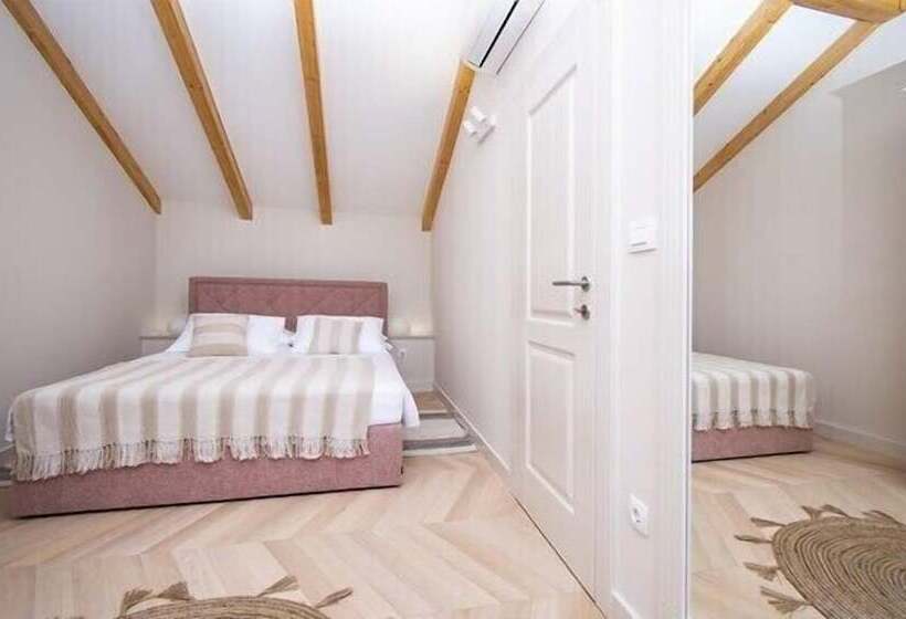 اقامتگاه Charming 3 Bed House In Tribunj