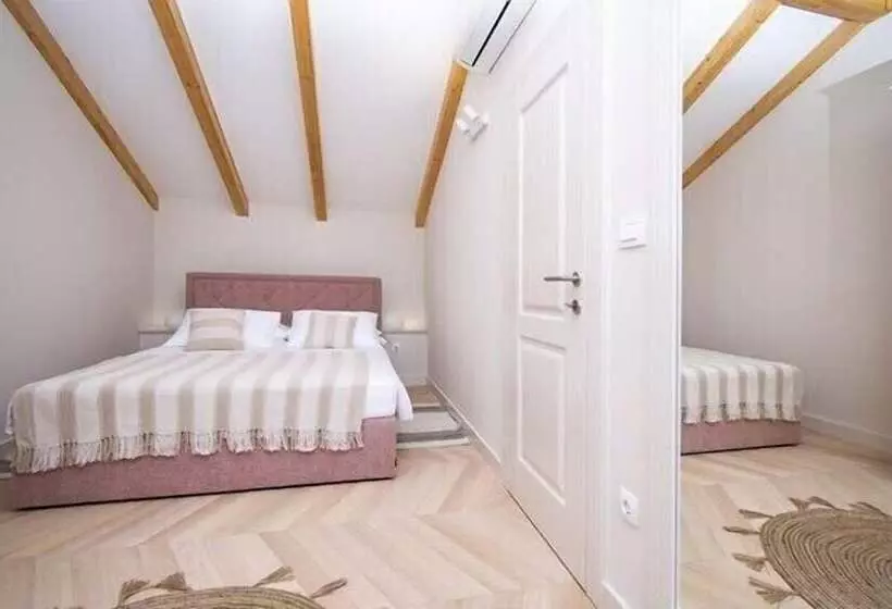 レジデンス Charming 3 Bed House In Tribunj