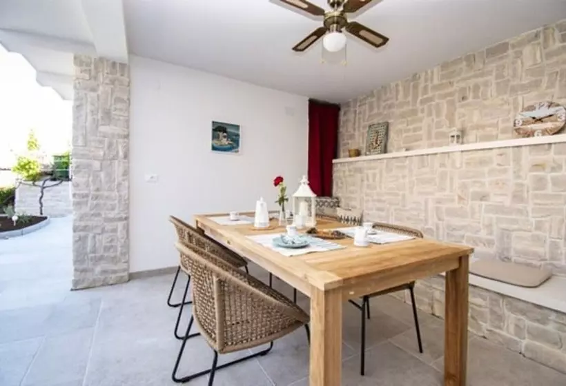 レジデンス Charming 3 Bed House In Tribunj