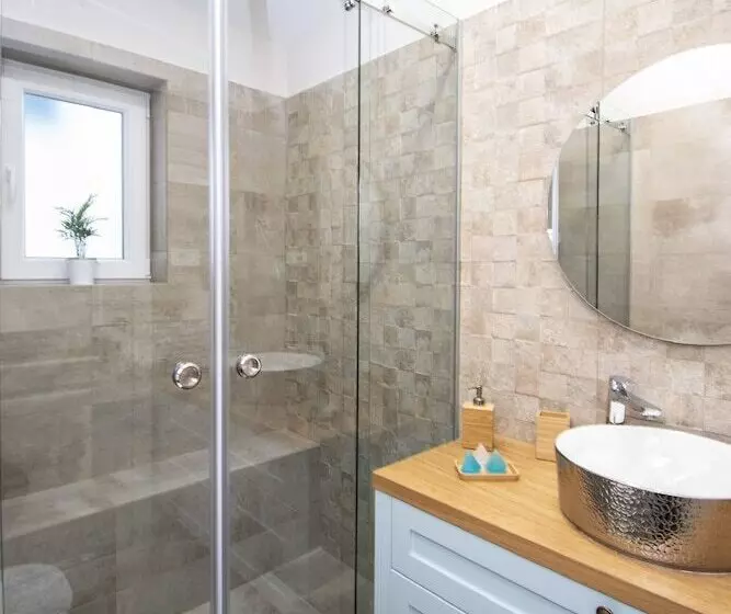 レジデンス Charming 3 Bed House In Tribunj