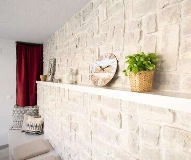 اقامتگاه Charming 3 Bed House In Tribunj