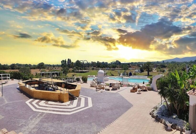 אתר נופש Family Rooms Budoni