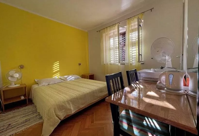 پانسیون Room In House S1 Double Room With Private Ensuite Bathroom In Jelsa On Hvar