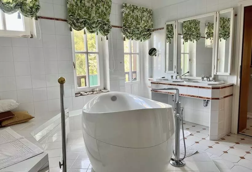 Отель Dietrichsteinerhof Apartments & Rooms